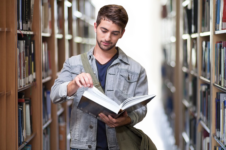 lector en biblioteca